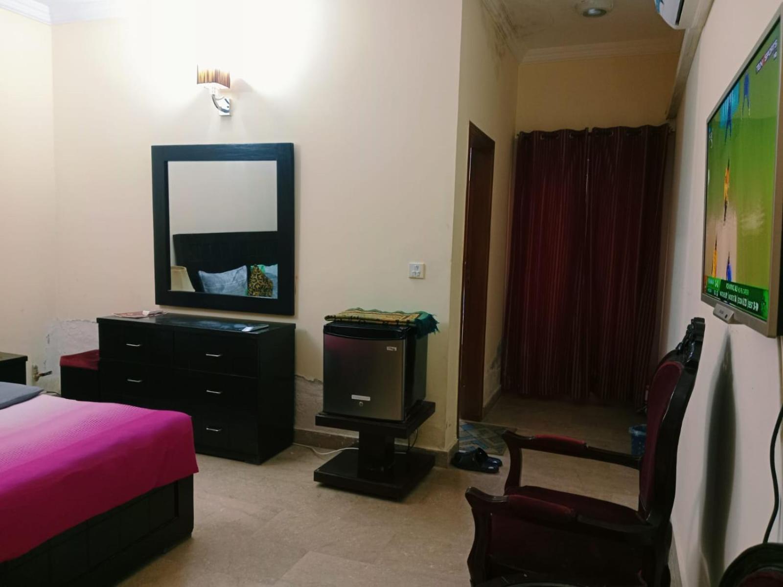 Royal Galaxy Bed & Breakfast Islamabad - For Families Only Ngoại thất bức ảnh